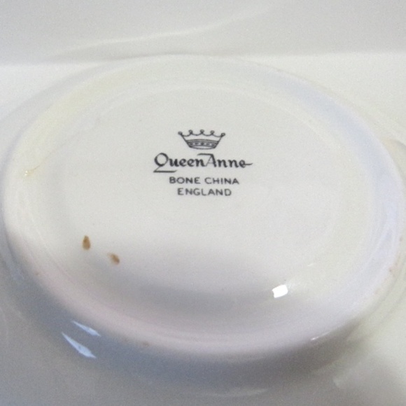 Queen Anne Bone China Teacup and Saucer - Picture 4 of 5